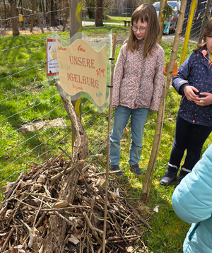Kinder des Kinderschutzbunds stehen um das selbst gebastelte Igelhotel im Garten der Stadtwerke Sindelfingen