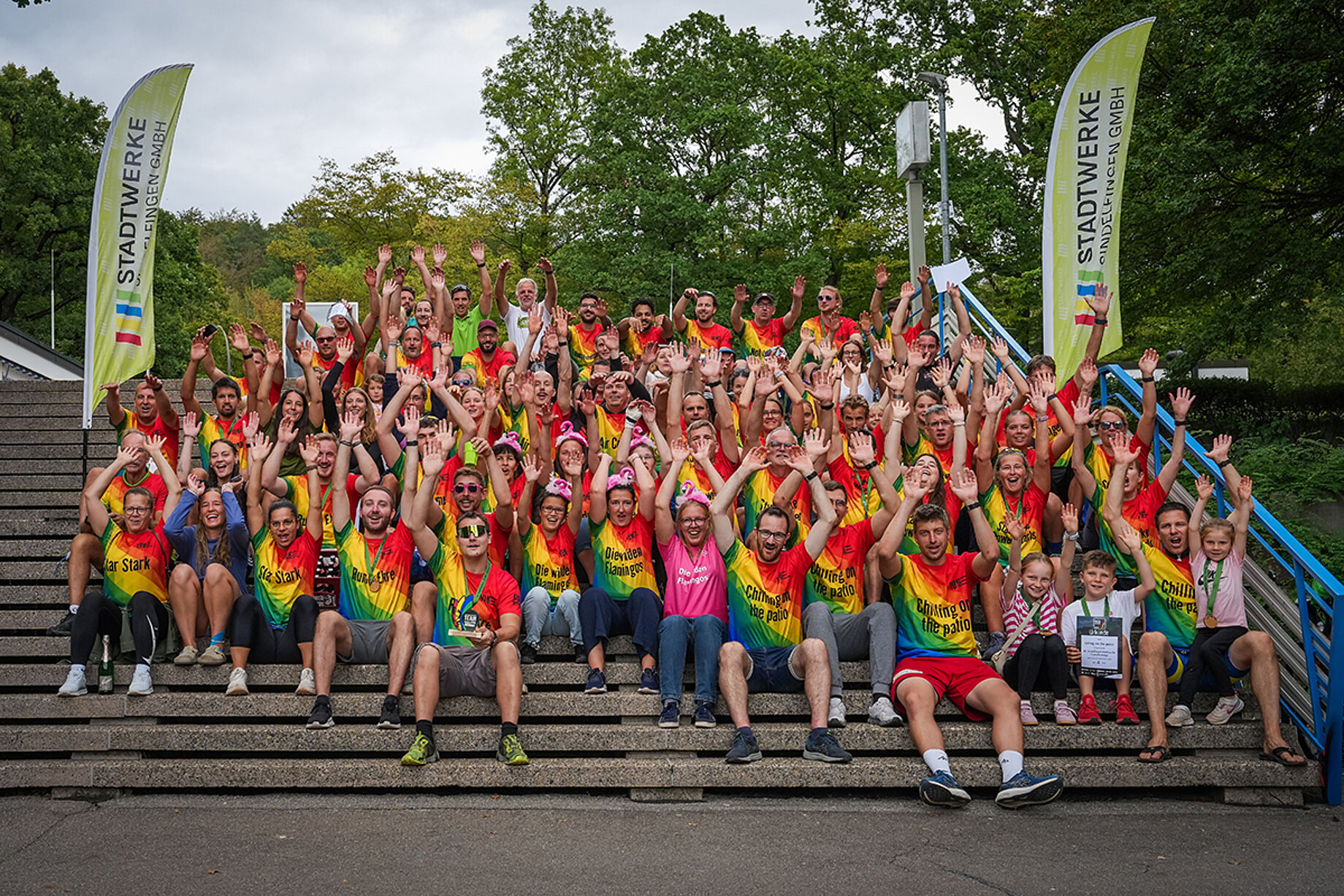 Abschlussbild der Stadtwerke Teamchallenge mit allen Teilnehmenden auf der Treppe im Sindelfinger Freibad
