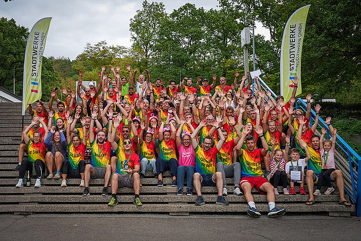 Abschlussbild der Stadtwerke Teamchallenge mit allen Teilnehmenden auf der Treppe im Sindelfinger Freibad