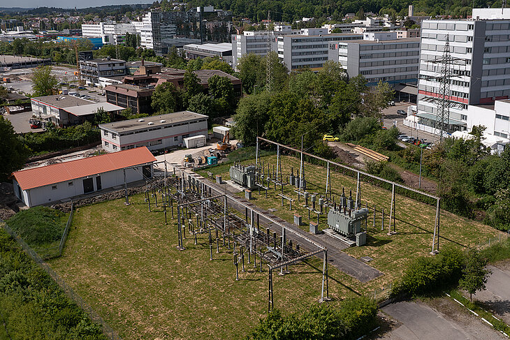 Zu sehen sind die technischen Anlagen und das neue Gebäude des Umspannwerks Mahdental