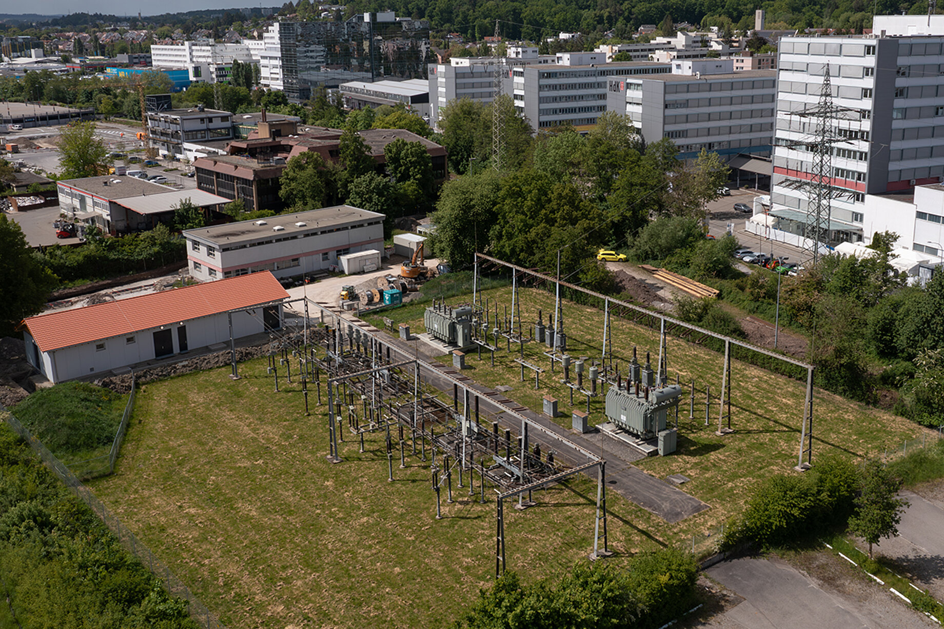 Zu sehen sind die technischen Anlagen und das neue Gebäude des Umspannwerks Mahdental