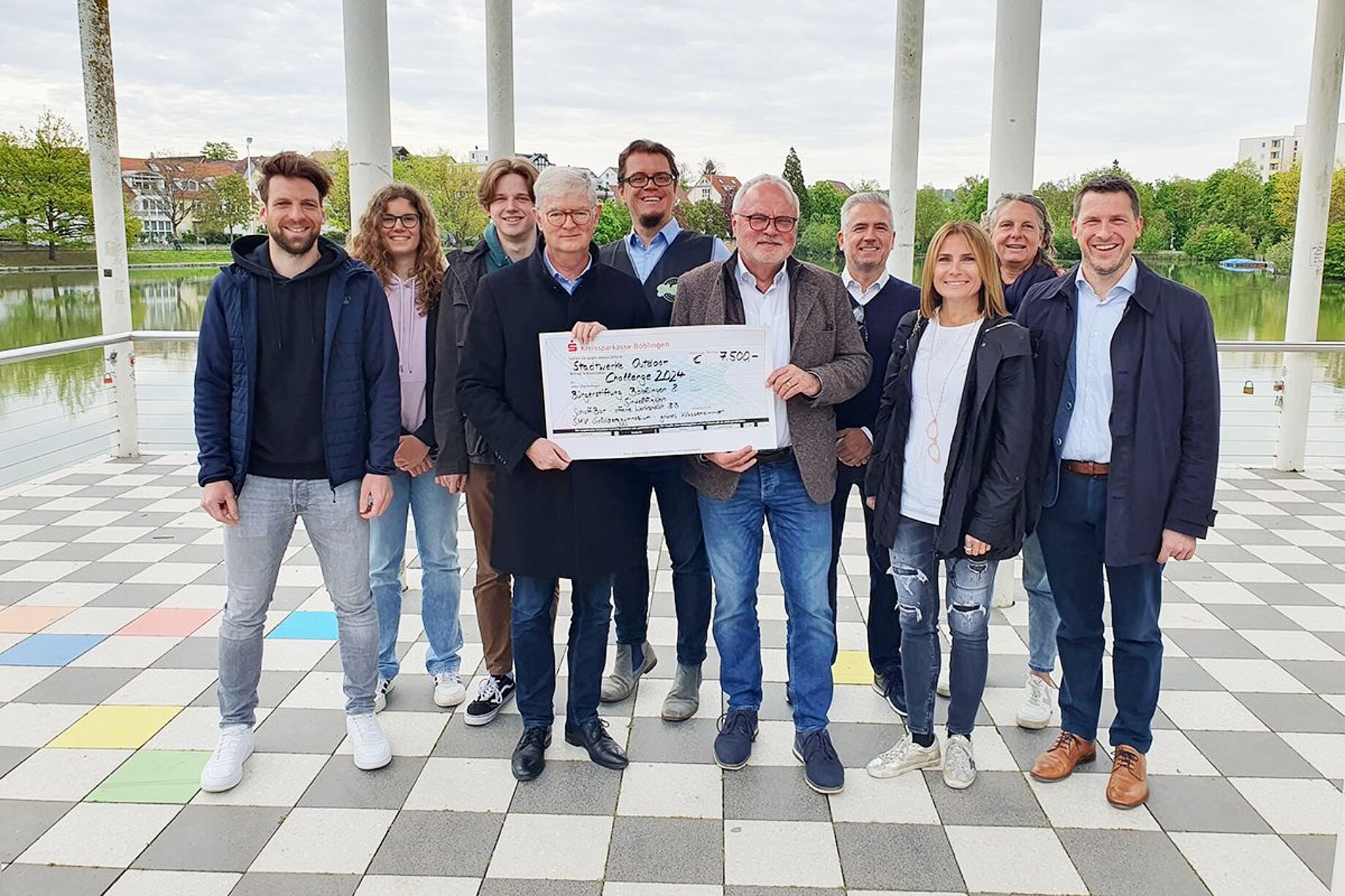 Symbolische Spendenscheckübergabe an die Gewinner der Stadtwerke Teamchallenge.