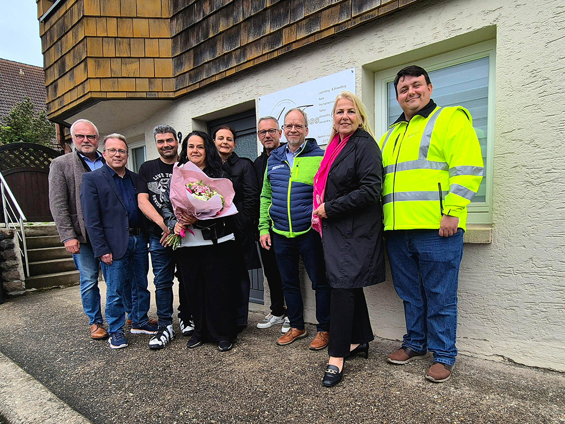 Mitarbeiter der Stadtwerke Sindelfingen und Mitarbeiter der Telekom sowie ein Ehepaar stehen vor einem Haus zur Beglückwünschung als 1.000er Glasfaserkunde 