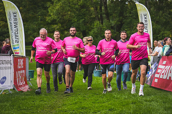 Team der Stadtwerke Sindelfingen läuft gemeinsam ins Ziel