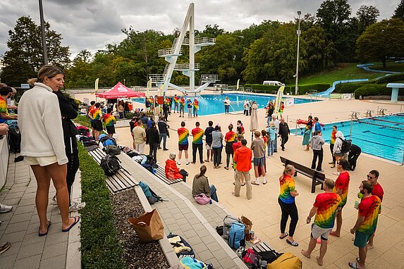 Alle Teilnehmer der Stadtwerke Temachallenge sind im Sindelfinger Freibad zur Begrüßung vor dem Sprungbecken versammelt
