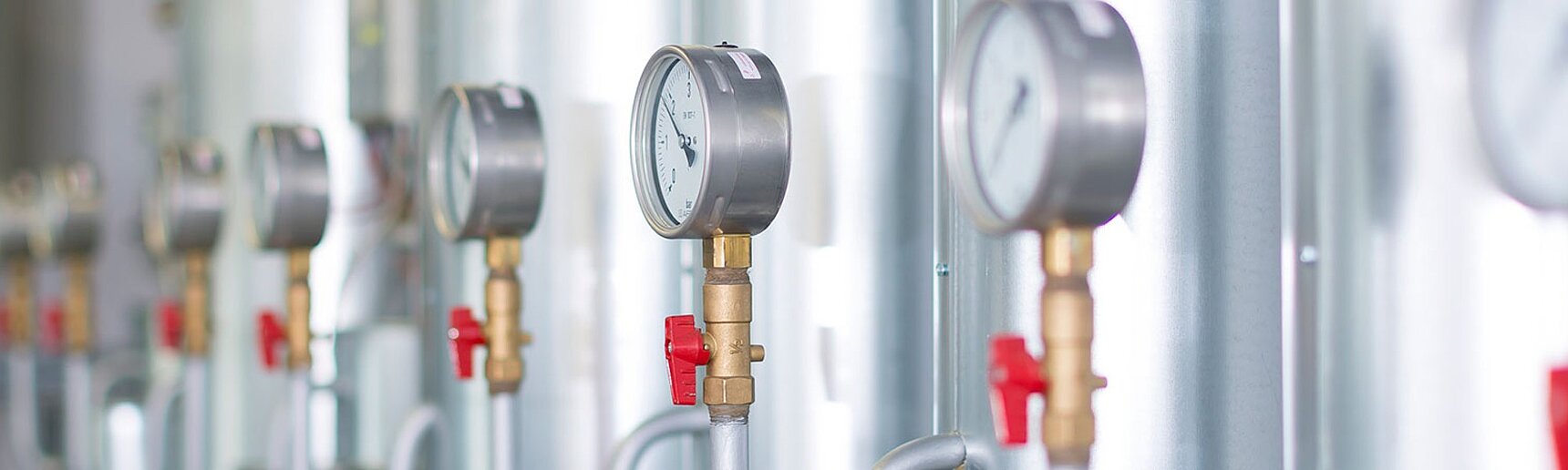 Mehrere Druckanzeigen in einer Reihe hintereinander.