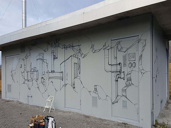 Gasdruckregelstation in der Rudolf-Harbig-Straße Erste Umrisse eines neuen großflächigen Graffitis sind auf die Hauswand gesprüht worden.