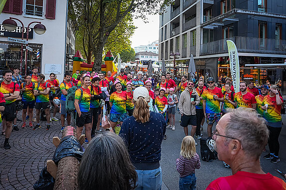 Die Gruppe der Stadtwerke Teamchallenge steht nahe dem Marktplatz in Sindelfingen und bekommt die Regeln erklärt