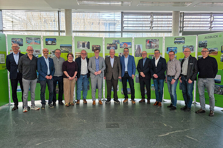 Auf dem Bild zu sehen sind die Aufsichtsratsmitglieder der Stadtwerke Sindelfingen GmbH. Sie stehen vor der 25- jährigen Jubiläumswand