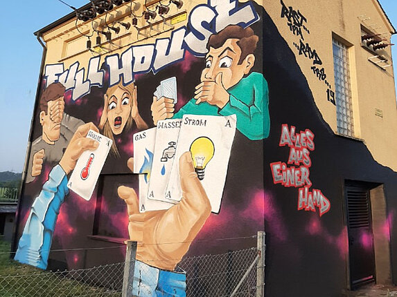 Schaltanlage zwischen Darmsheim und Ehningen Das technische Gebäude in Darmsheim mit einem großflächigen Graffiti. Das Motiv: Eine Pokerrunde und auf den Spielkarten sind Symbole für Wärme, Gas, Wasser und Strom, darüber stehen die Worte "Full House".