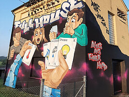 Das technische Gebäude in Darmsheim mit einem großflächigen Graffiti. Das Motiv: Eine Pokerrunde und auf den Spielkarten sind Symbole für Wärme, Gas, Wasser und Strom, darüber stehen die Worte "Full House".