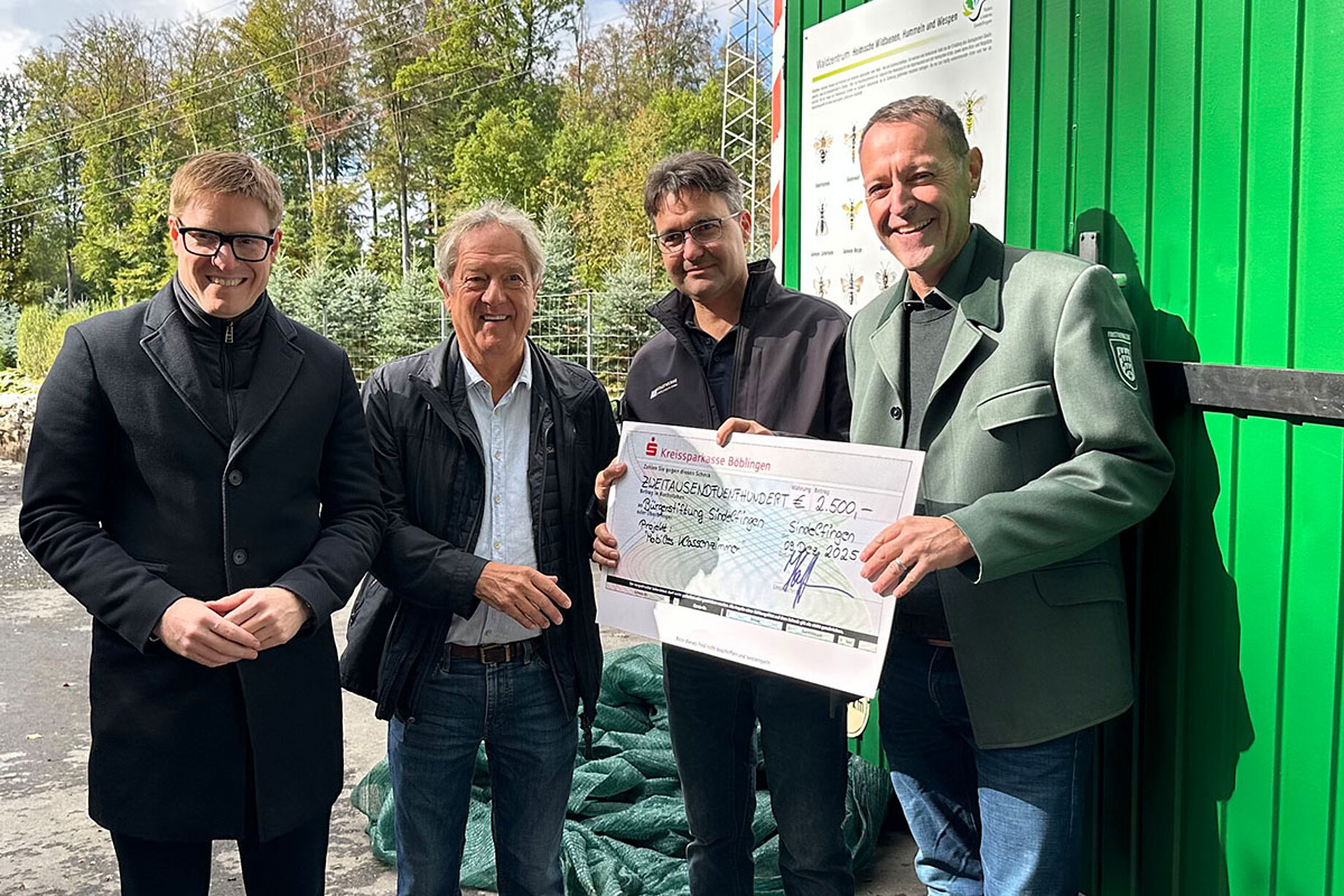 Vertreter der Stadt Sindelfingen, der Bürgerstiftung und der Stadtwerke Sindelfingern übergeben einen Scheck in Höhe von 2.500 Euro an den Förster Markus Klas
