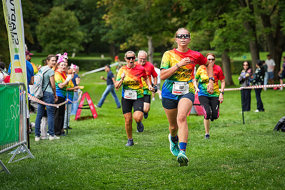 Eine Frauengruppe beim Zieleinlauf des Staffeltriathlons im Sindelfinger Freibad