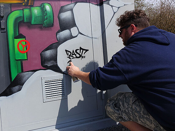 Gasdruckregelstation in der Rudolf-Harbig-Straße Der Graffiti-Künstler signiert sein Werk.