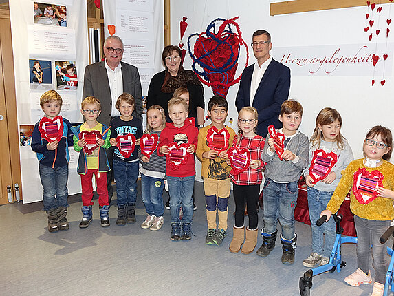 Gruppenbild einiger Kindergartenkinder, die Ihre gebastelten Objekte in den Händen halten.
