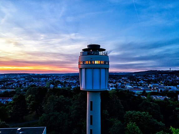 Der Wasserturm Goldberg bei Sonnenaufgang.