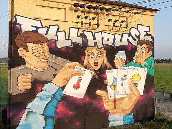 Schaltanlage zwischen Darmsheim und Ehningen Das technische Gebäude in Darmsheim mit einem großflächigen Graffiti. Das Motiv: Eine Pokerrunde und auf den Spielkarten sind Symbole für Wärme, Gas, Wasser und Strom, darüber stehen die Worte "Full House".