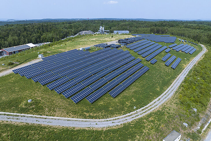 Luftaufnahme eines Solarparks.