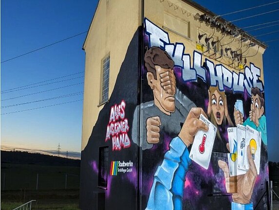Das technische Gebäude in Darmsheim mit einem großflächigen Graffiti. Das Motiv: Eine Pokerrunde und auf den Spielkarten sind Symbole für Wärme, Gas, Wasser und Strom, darüber stehen die Worte "Full House".