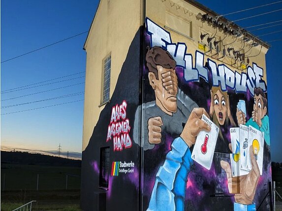 Schaltanlage zwischen Darmsheim und Ehningen Das technische Gebäude in Darmsheim mit einem großflächigen Graffiti. Das Motiv: Eine Pokerrunde und auf den Spielkarten sind Symbole für Wärme, Gas, Wasser und Strom, darüber stehen die Worte "Full House".