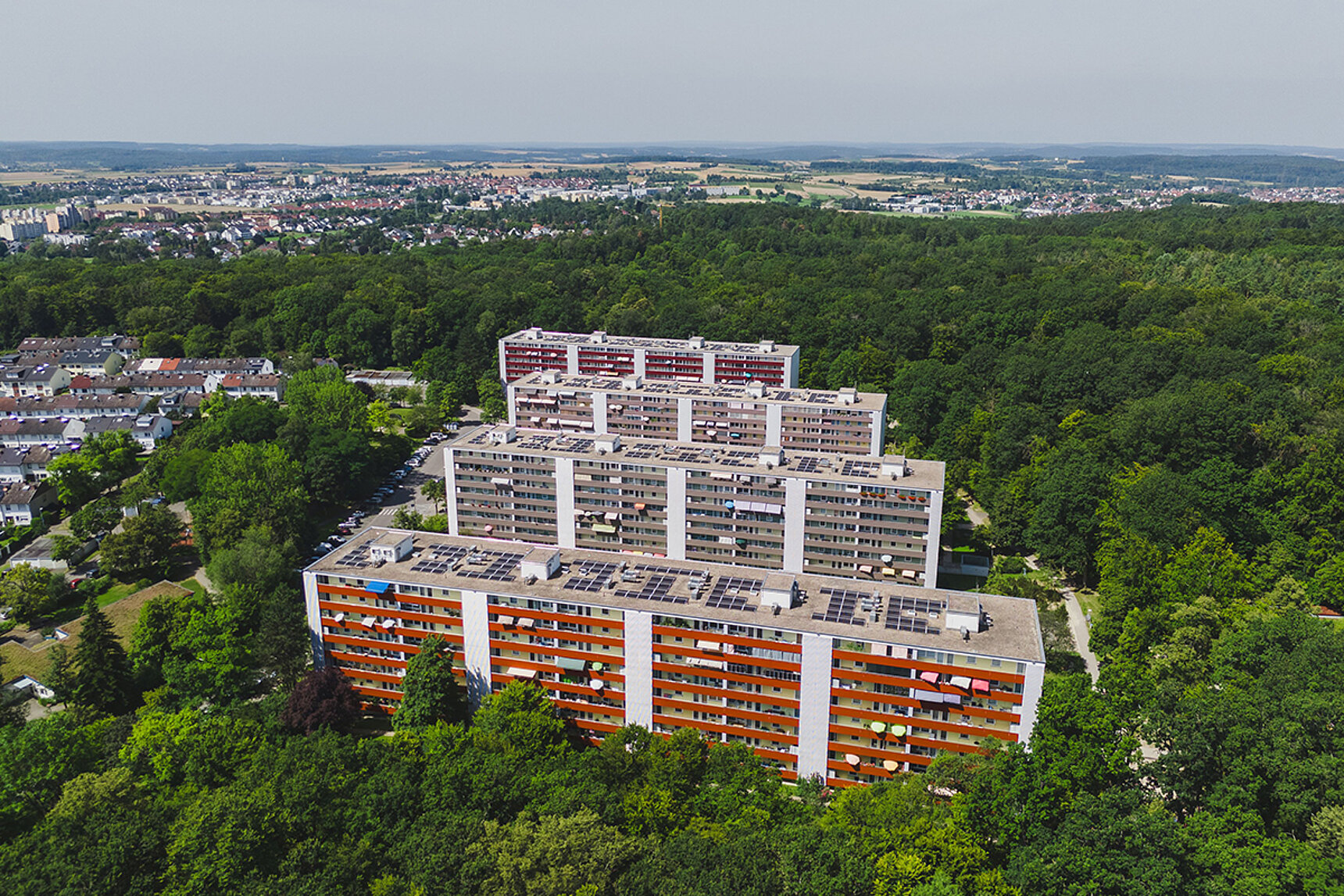 Luftaufnahme der Plattenbauten in der Watzmannstraße. Auf den Dächern der Wohnblöcke sind Solarpanels installiert.