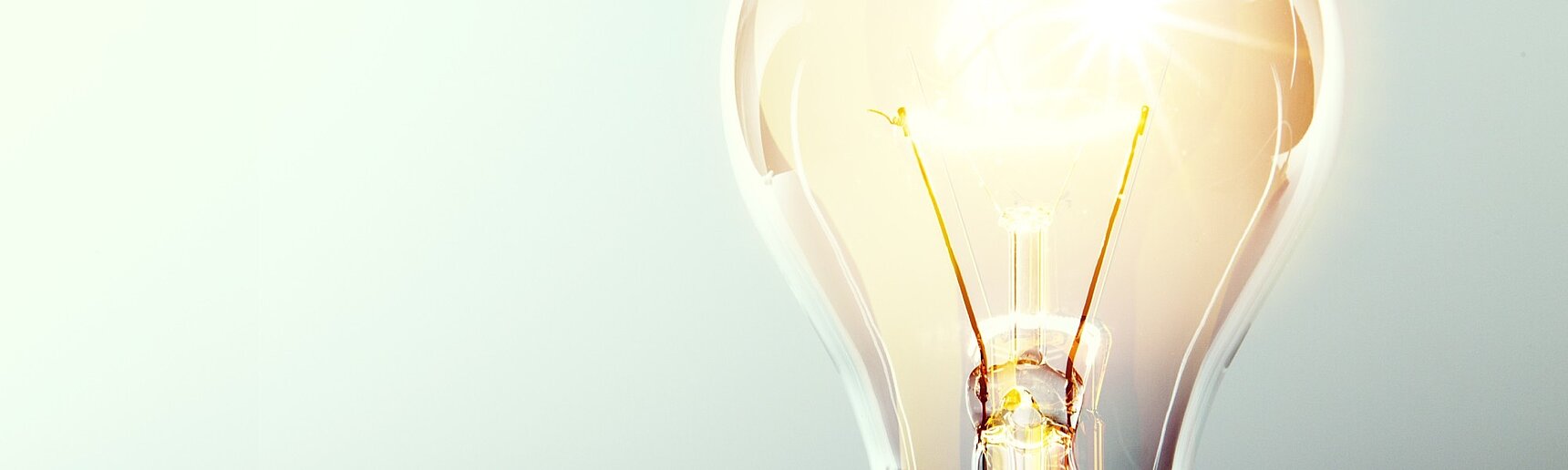 Nahaufnahme einer leuchtenden Glühbirne.