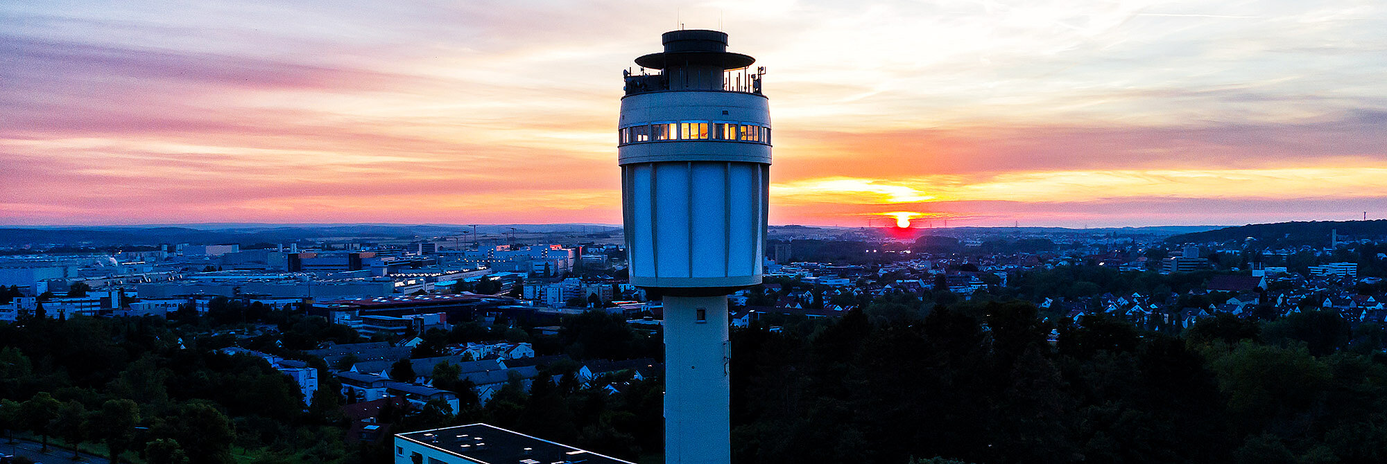 Der Wasserturm Goldberg bei Sonnenaufgang.