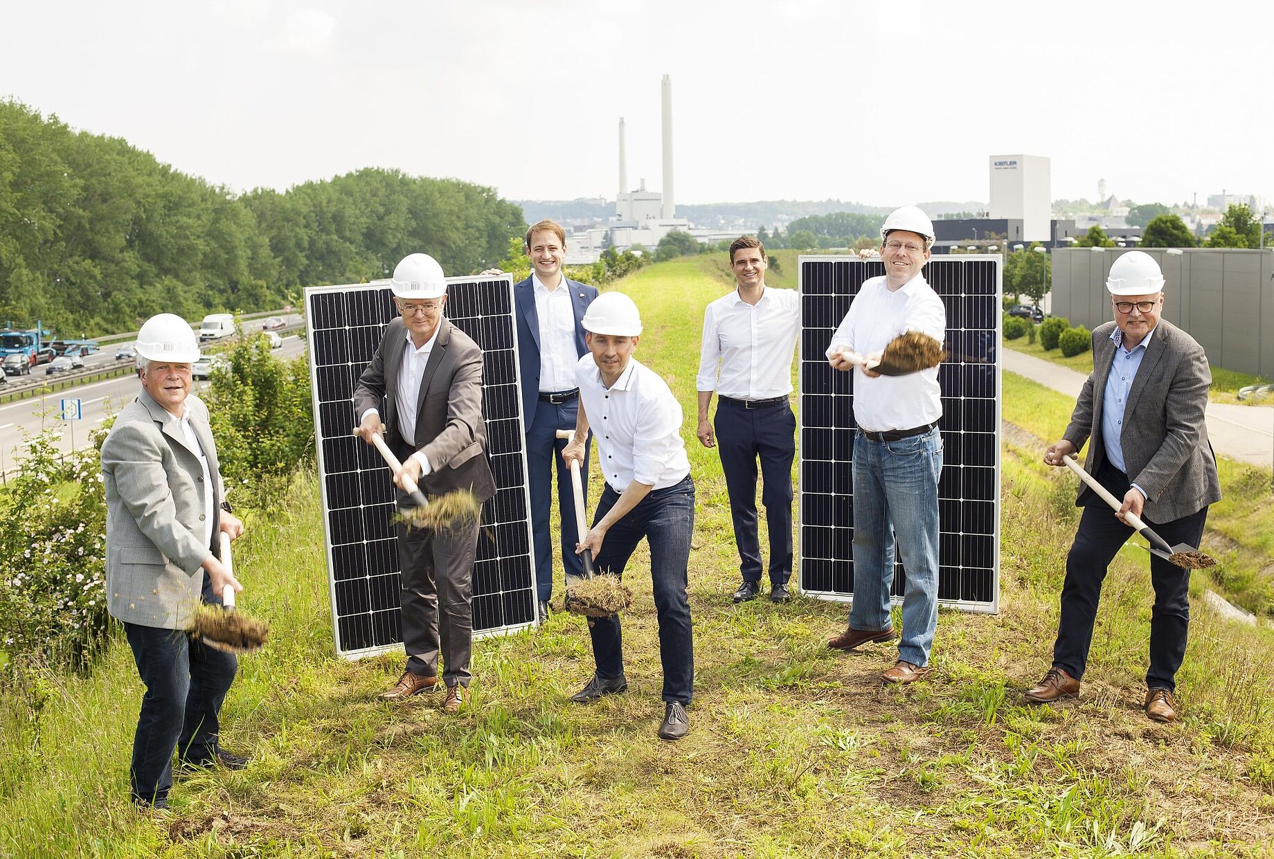 Spatenstich Freiflaechen-Photovoltaikanlage Laermschutzwall Flugfeld
