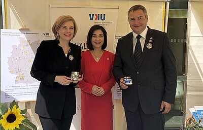 Gruppenfoto der Umweltministerin Julia Klöckner beim Bienentag am Stand des VKU. In den Händen hält Sie ein Glas Honig der Stadtwerke Sindelfingen.
