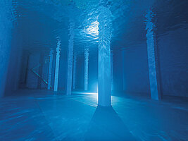 Unterwasseraufnahme eines Speicherbeckens.