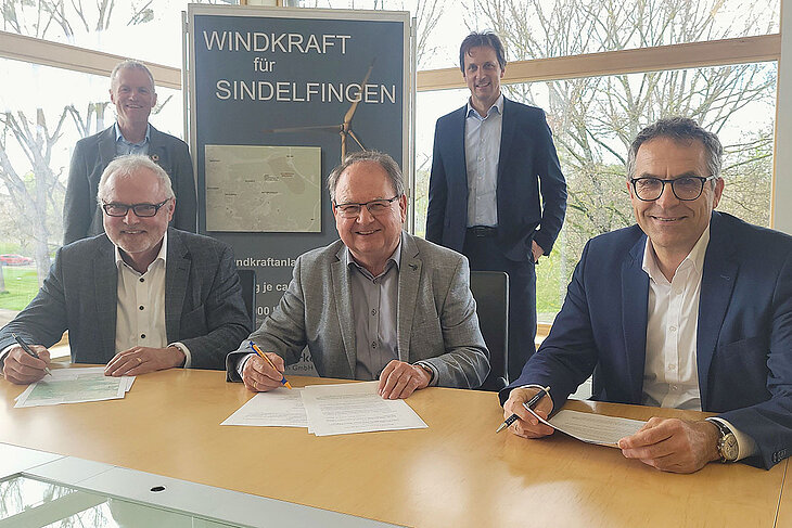 Pressefoto mit allen Beteiligten für die neue Windkraftanlage in Sindelfingen.