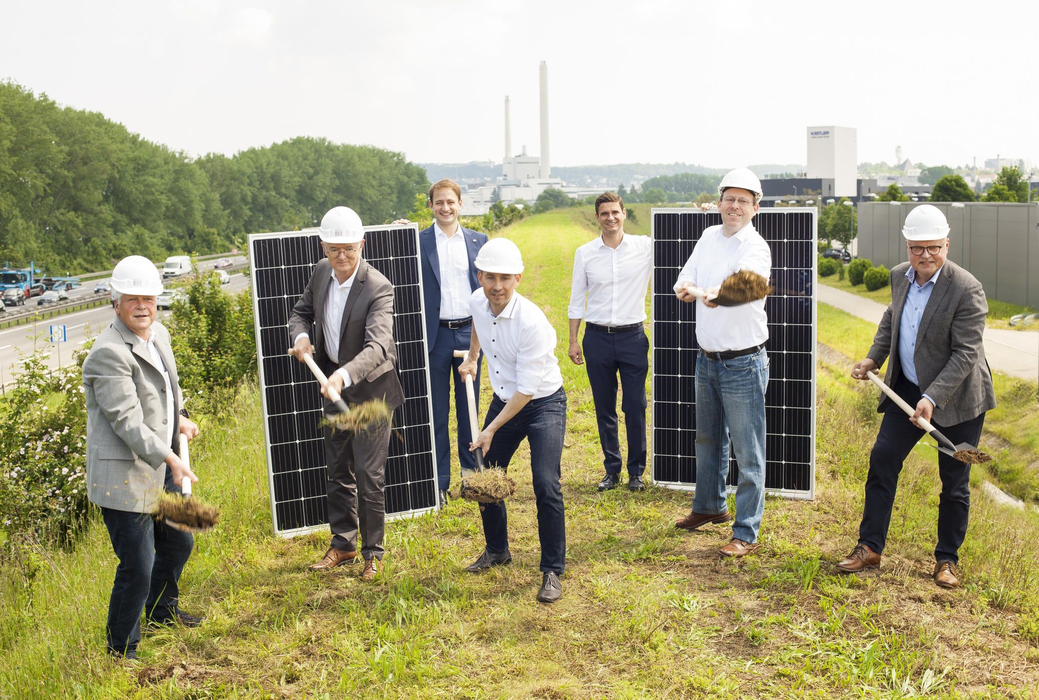 Spatenstich Freiflaechen-Photovoltaikanlage Laermschutzwall Flugfeld Spatenstich Freiflaechen-Photovoltaikanlage Laermschutzwall Flugfeld