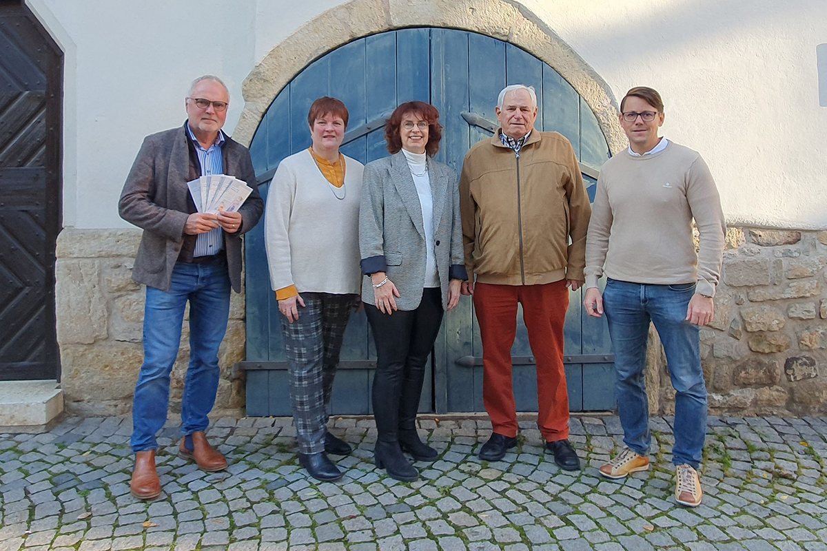 60 Jahre Haus der Familie Herr Dr. Hoffmann und vier weitere Personen stehen vor einer Hauswand.